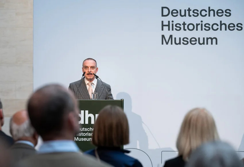 Kurator Wolfgang Cortjaens spricht bei der Eröffnung der Ausstellung „Objekte. Geschichte. Geschichten. Blick in die Sammlung" im DHM