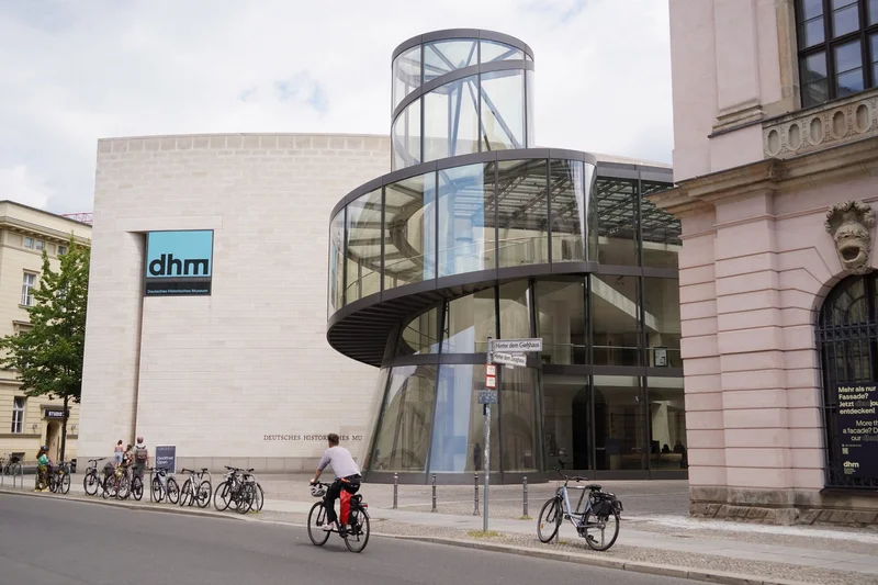 Gläserne Spindel des Pei-Baus mit dem neuen Logo des DHM