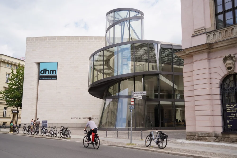 Eingangsbereich des Pei-Baus mit dem neuen Logo. Drei kleine Buschstaben "dhm" auf hellblauem Hintergrund