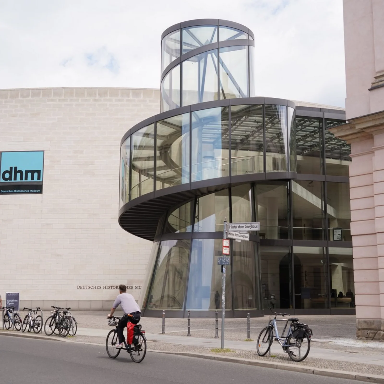 [Translate to English:] Gläserne Spindel des Pei-Baus mit dem neuen Logo des DHM