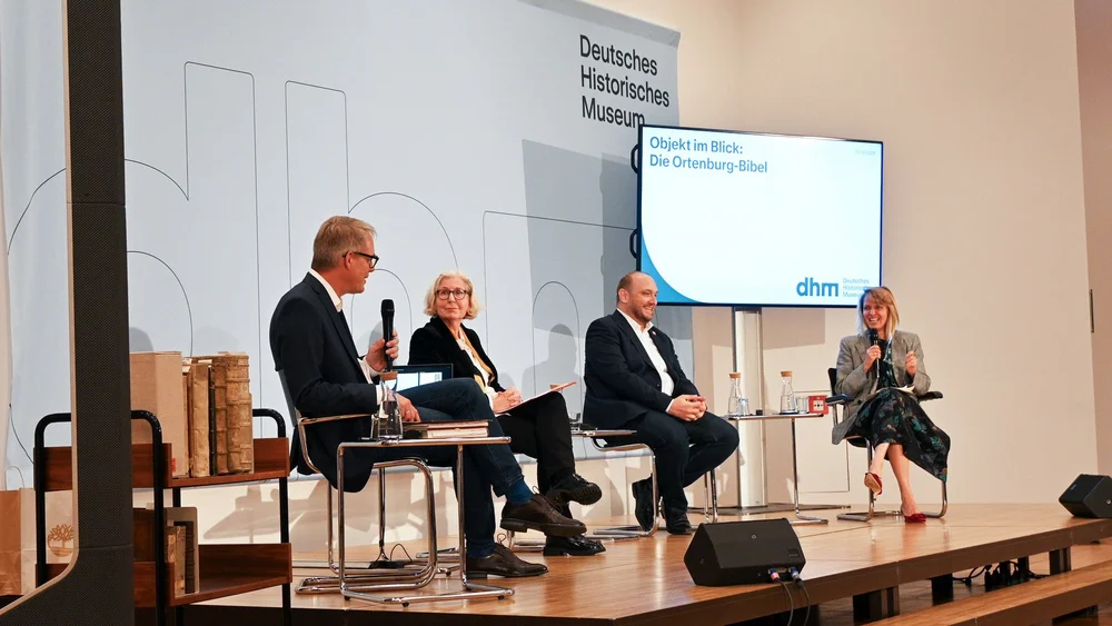 Podiumsansicht mit den Gesprächsteilnehmerinnen und der Moderatorin Julia Voss