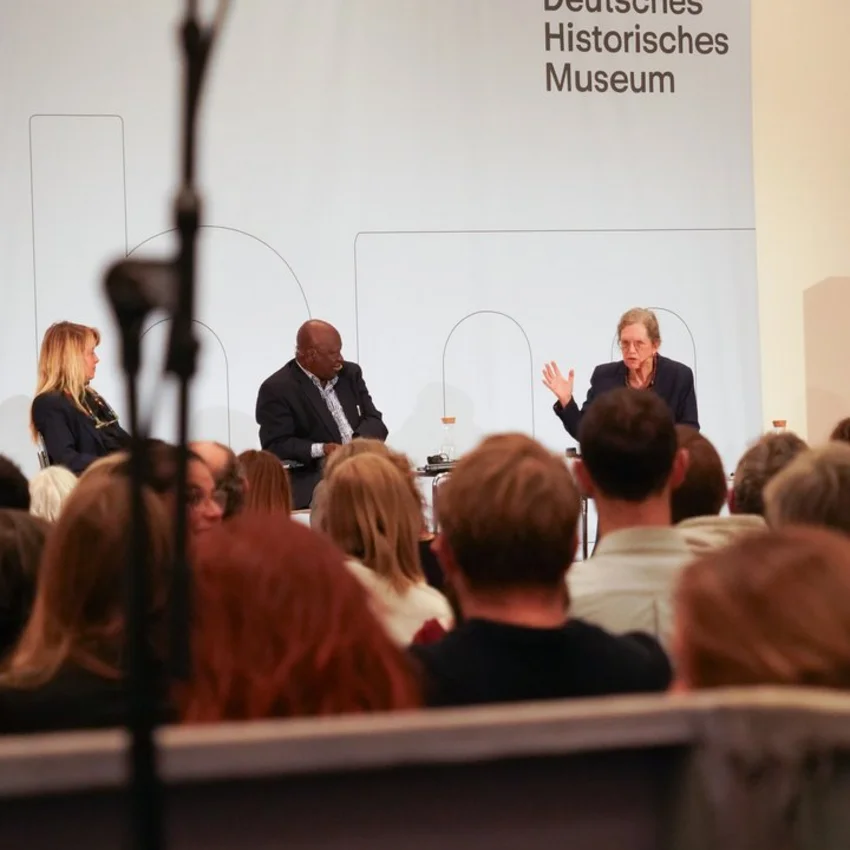 „Anstöße. Über koloniale und nationalsozialistische Gewalt“: Auftakt des Begleitprogramms zur Ausstellung „Umstrittene Verwandtschaft“
