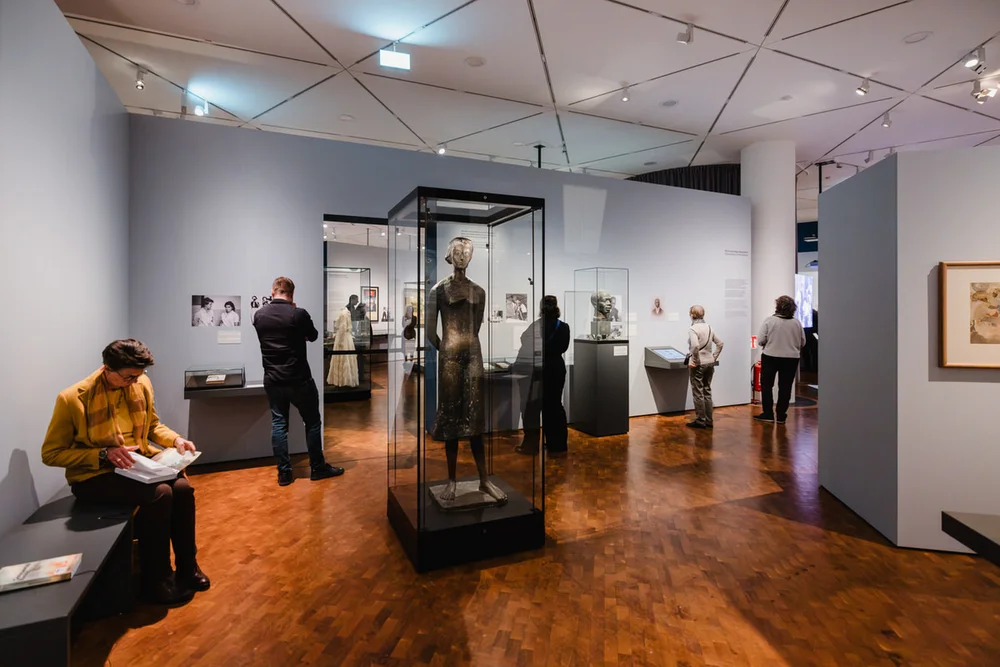 Impressionen der Eröffnung der Ausstellung „Umstrittene Verwandtschaft. Koloniale und nationalsozialistische Gewalt“