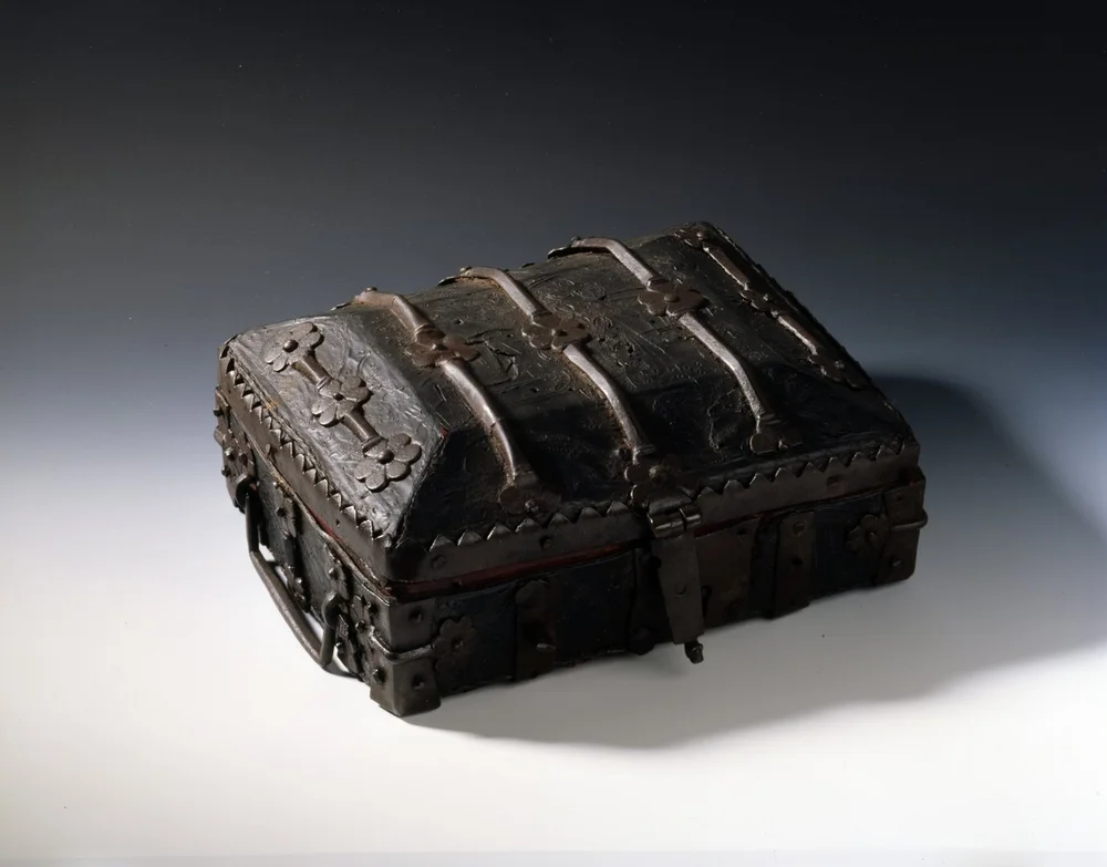 Fig. 2 Gothic casket, 1401–1500, 9 x 6 x 13 cm; iron, wood, leather; embossed, carved; inventory number: K 58/150. Photo: DHM.