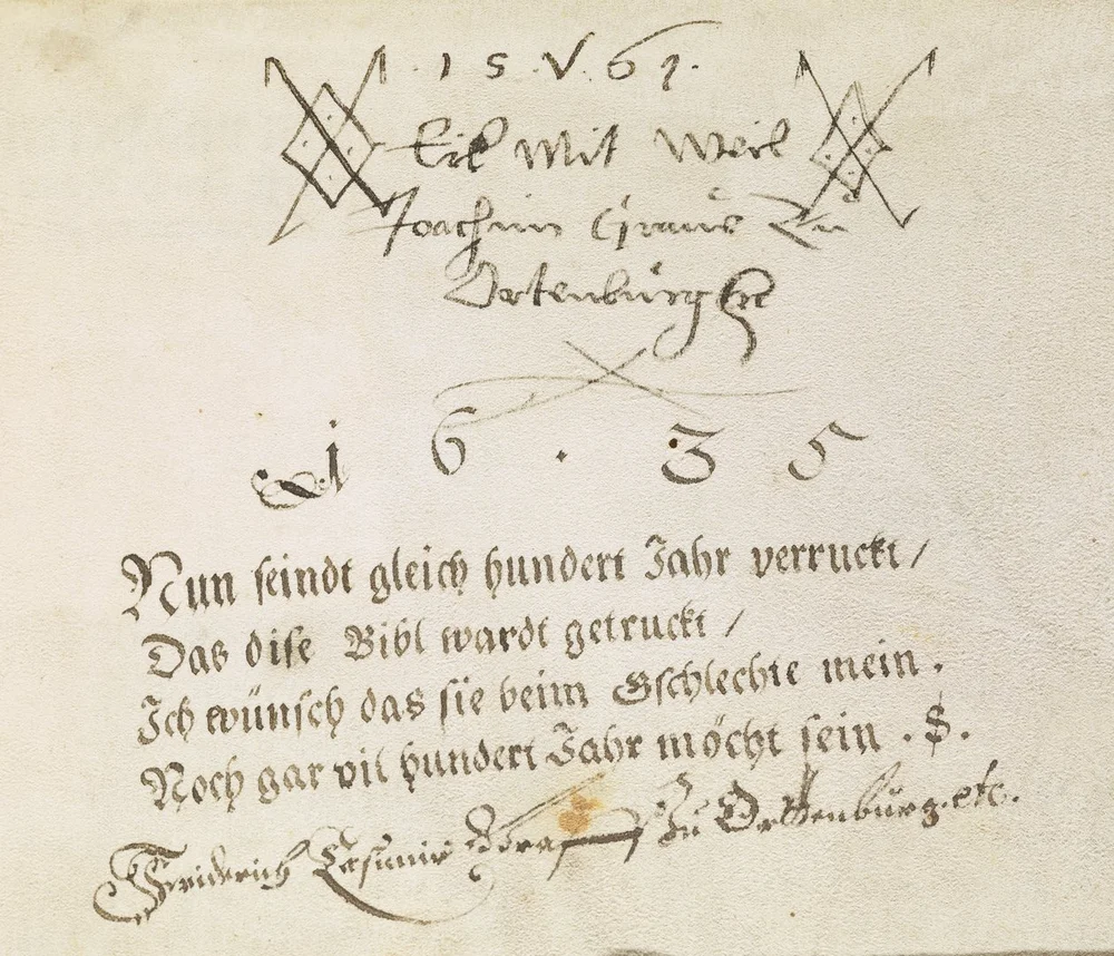Das Foto zeigt ein Blatt mit handschriftlichen Besitzeinträgen von Joachim von Ortenburg und Friedrich Casimir von Ortenburg