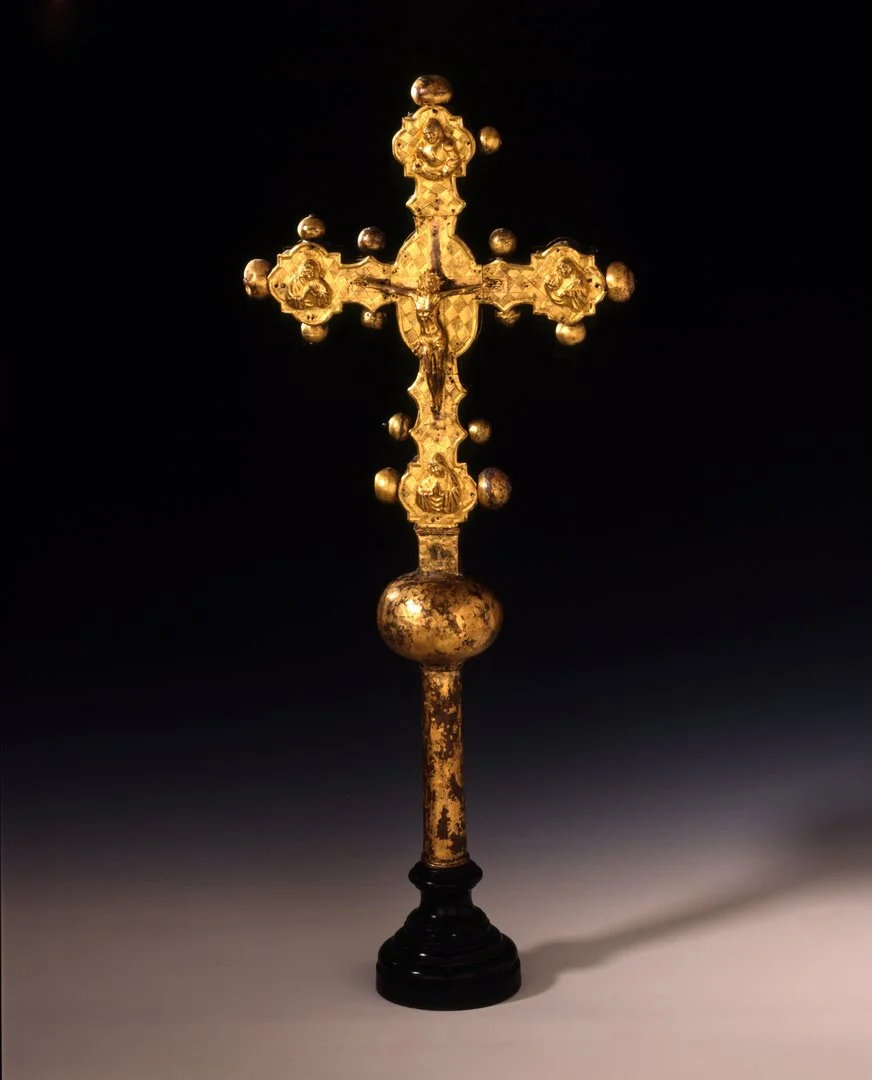 Fig. 4 Processional cross, Northern Italy, 1446/1455, lacquer (black), wood, copper, bronze, fire-gilded, lacquered, turned, riveted, inventory number: K 56/125. Photo: DHM.