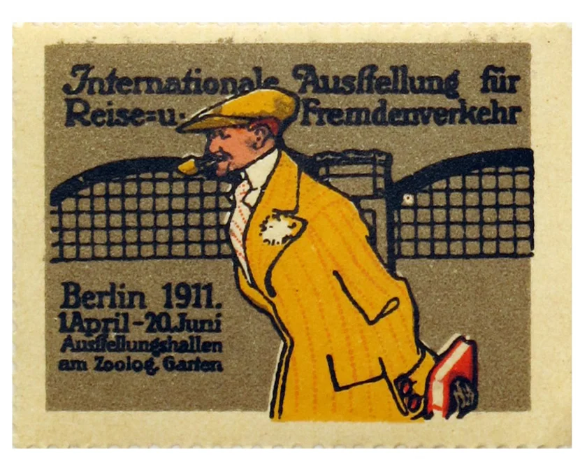Historisches Werbeplakat zur „Internationalen Ausstellung für Reise- und Fremdenverkehr“, Berlin 1911. Ein elegant gekleideter Mann im gelben Mantel und Schiebermütze mit Pfeife trägt einen Koffer vor einem stilisierten Bahnhofsgebäude. Der Text nennt den Ausstellungszeitraum vom 1. April bis 20. Juni sowie die Ausstellungshallen am Zoologischen Garten.