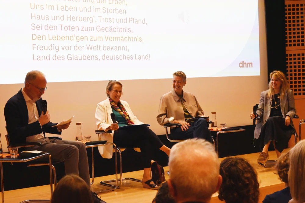 Das Foto zeigt die Diskussionsteilnehmenden auf der Bühne: Daniel Morat, Pamela M. Potter, Yvonne Wasserloos und Julia Voss