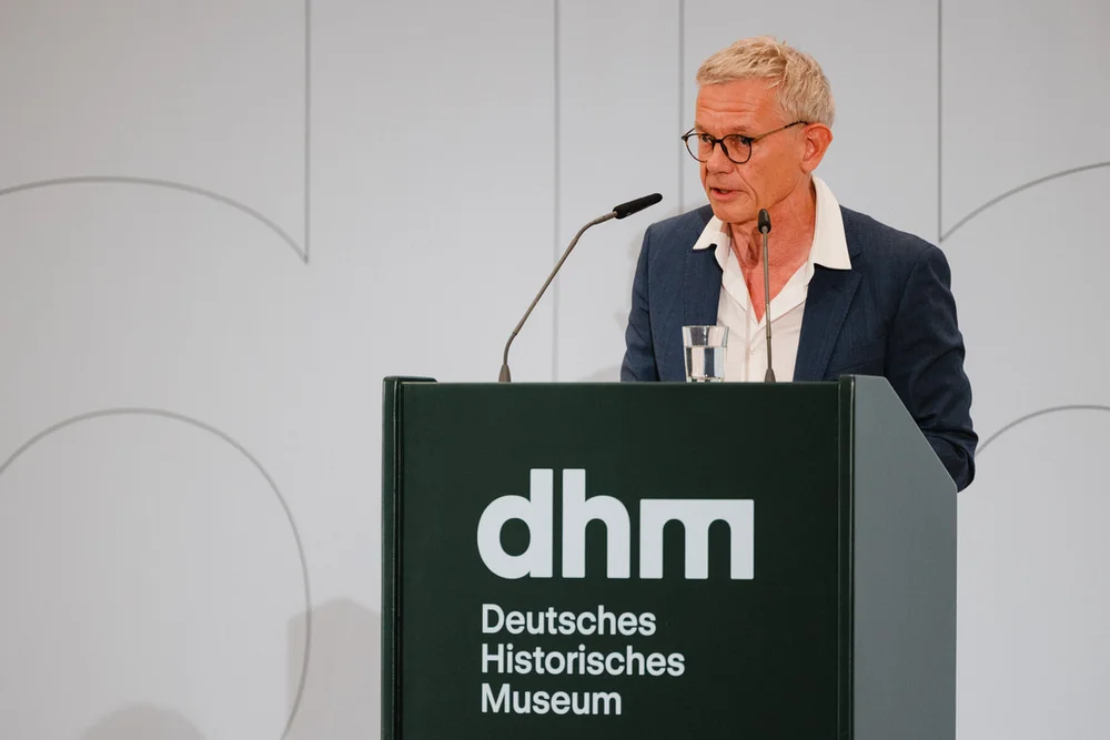 Kurator Stephan Malinowski während seiner Rede zur Ausstellung „Umstrittene Verwandtschaft. Koloniale und nationalsozialistische Gewalt“