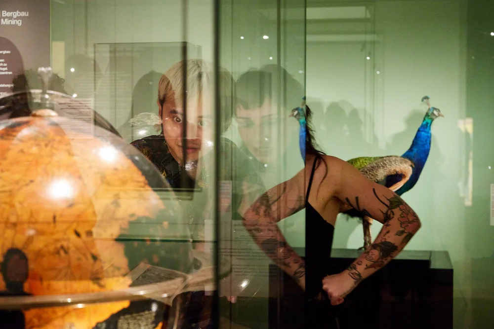Ein Pärchen steht vor einer Vitrine in der Ausstellung „Natur und deutsche Geschichte“