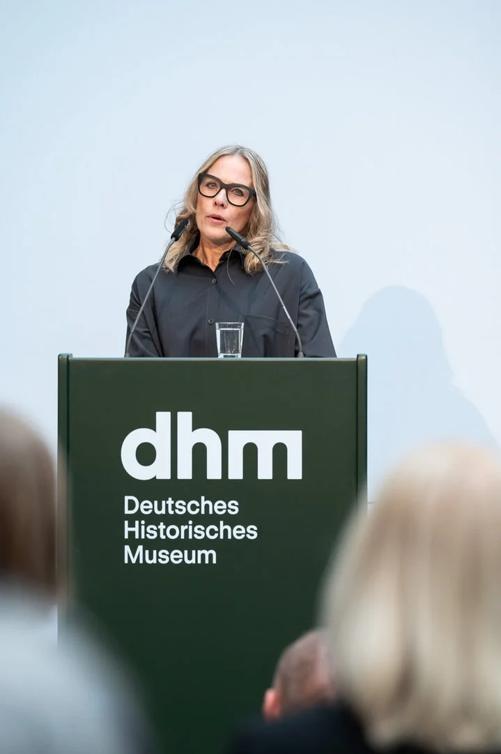 Prof. Dr. Charlotte Klonk steht am Rednerpult und hält das Grußwort zur Ausstellungseröffnung.