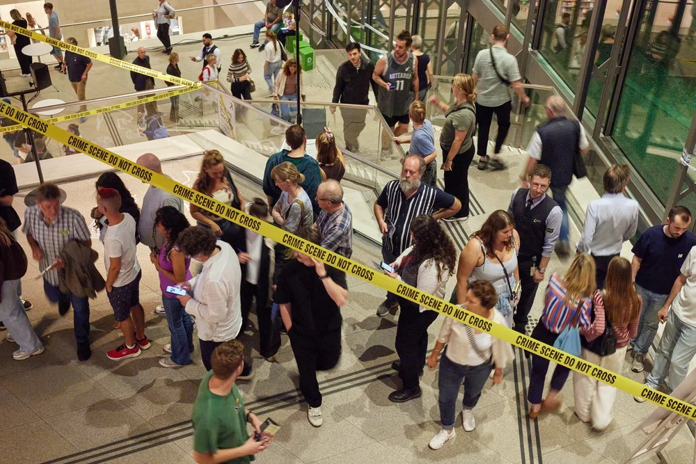 Besucher und Besucherinnen stehen im Foyer während der Langen Nacht der Museen 2026