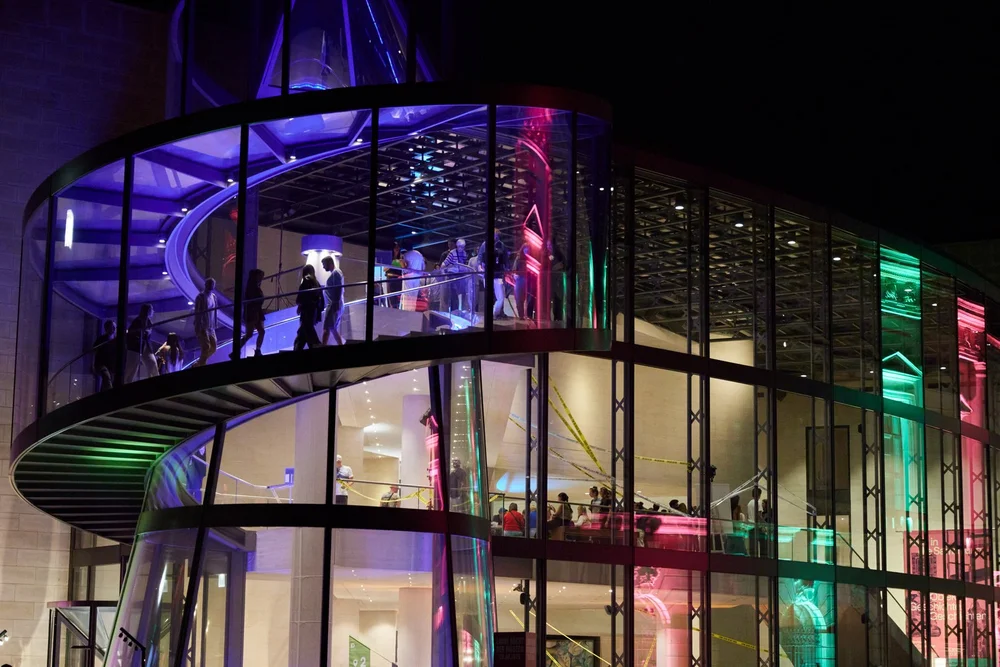 Einblick in den gläsernen, illuminierten Pei-Bau während der Langen Nacht der Museen