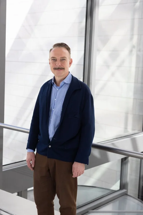 Das Bild zeigt ein Kniestück von Dr. Wolfgang Cortjaens, Sammlungsleiter Angewandte Kunst und Grafik am Deutschen Historischen Museum