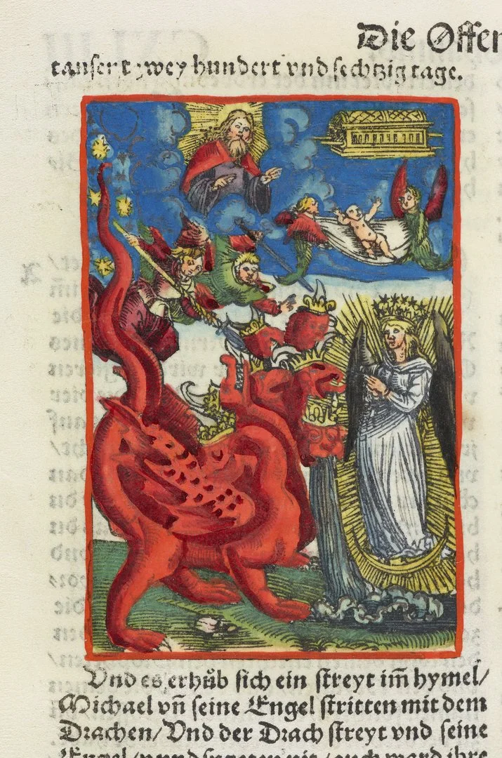 Das Bild zeigt einen koloroerten Holzschnitt, auf dem ein roter Drache und eine gekrünte und geflügelte Gesalt zu sehen ist.