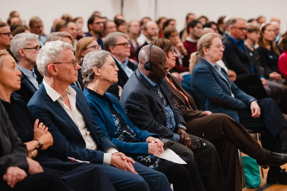 Impressionen der Eröffnung der Ausstellung „Umstrittene Verwandtschaft. Koloniale und nationalsozialistische Gewalt“