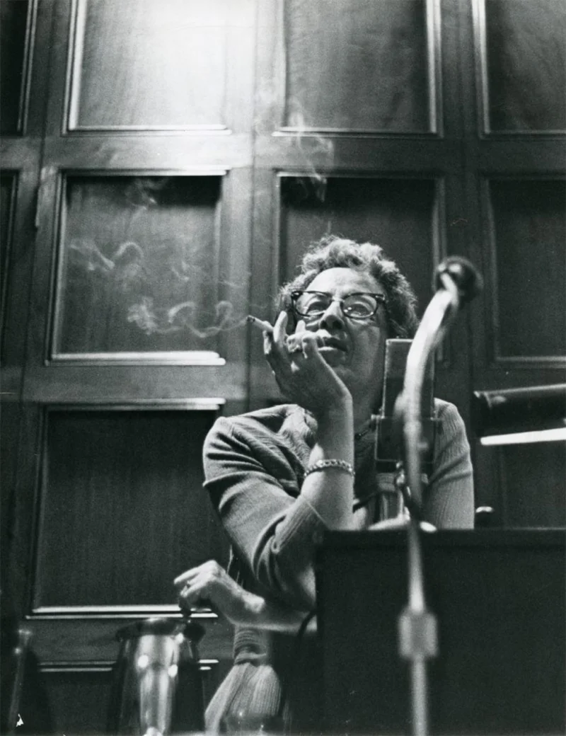 [Translate to English:] Die Schwarz-Weiß-Fotografie zeigt Hannah Arendt an der University of Chicago, 1966