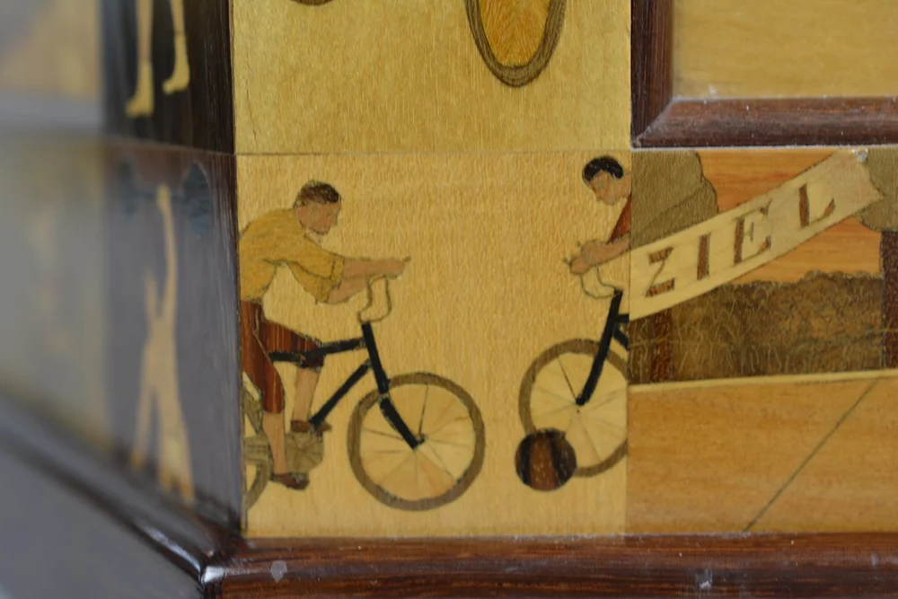 Marketerien mit zwei Radfahrern und einem Ball