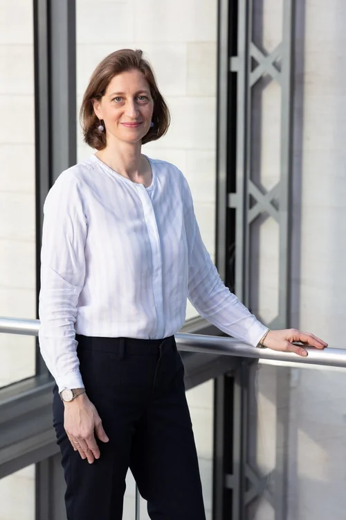 [Translate to English:] Porträtfoto von Dr. Lili Reyels