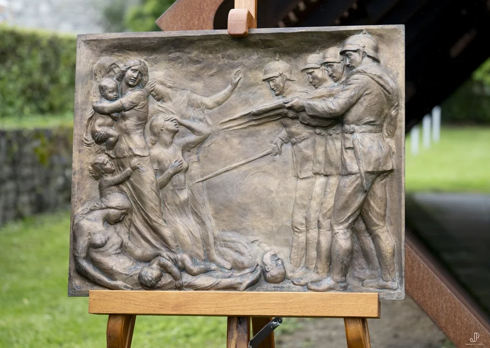 Das Foto zeigt das Bronzerelief von Frans Huygelen „Zur Erinnerung an Dinant“ bei der Rückgabezeremonie am 12. Juni 2026 in Dinant 