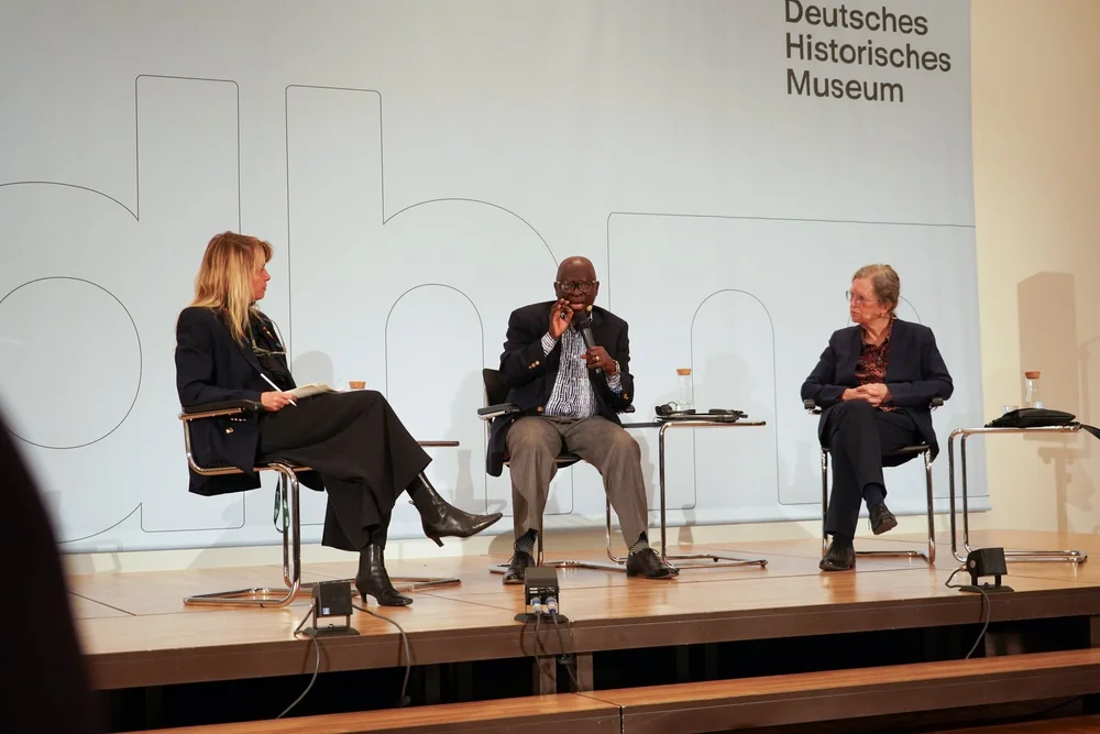 Podiumsansicht mit der Moderatorin und den beiden Podiumsgästen
