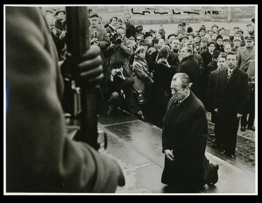 Photograph of Willy Brandt in front of the Warsaw Ghetto Memorial, 7 December 1970
