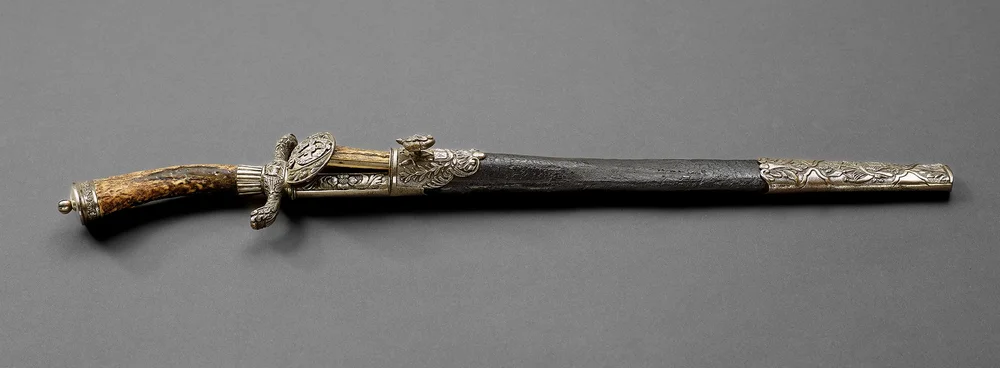 Das Bild zeigt ein langes europäisches Jagdmesser, einen sogenannten Hirschfänger.