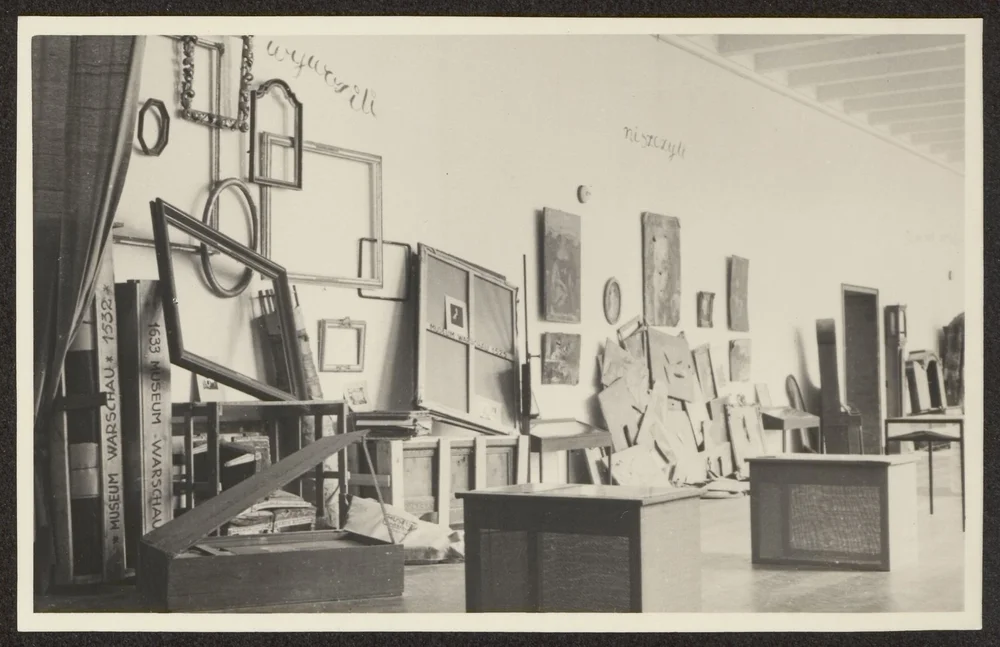 Photograph of “Room of Destruction” at the 1945 exhibition Warszawa oskarża (Warsaw Accuses) in the National Museum in Warsaw