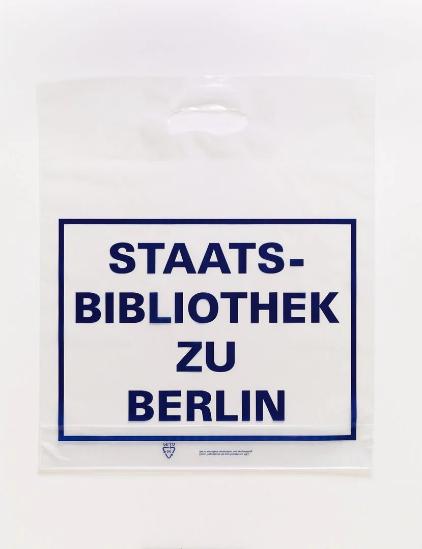 white Carrying bag of the Berlin State Library with the blue State Lobrary Logo in the middle