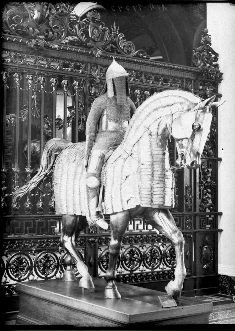 Das Foto zeigt Installationsansicht einer Reiterinstallation im Berliner Zeughaus vor 1934. Das Reitermodell trägt den osmanischen Helm.