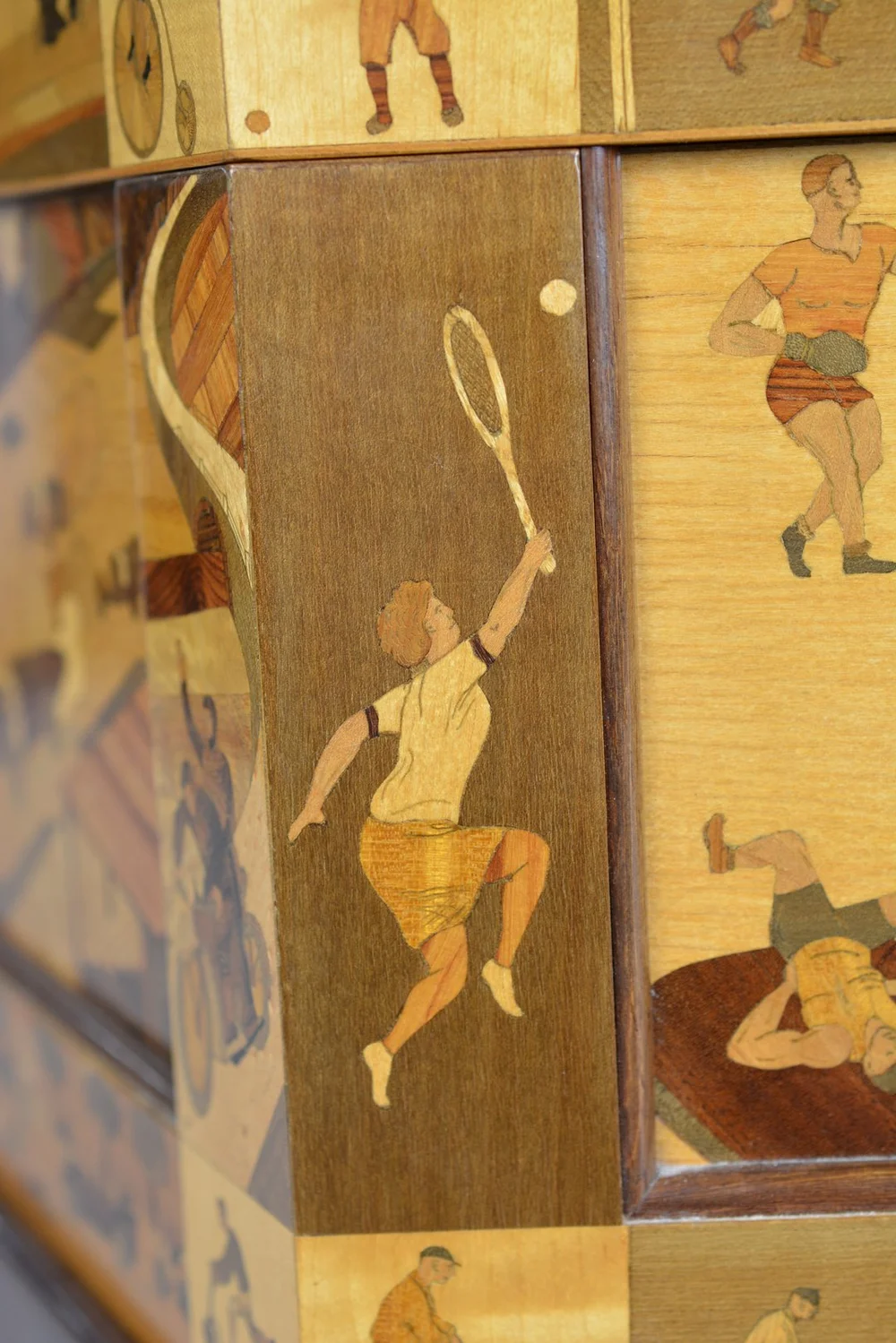 Marketerien mit einer Tennisspielerin beim Schlag mit dem Schläger.
