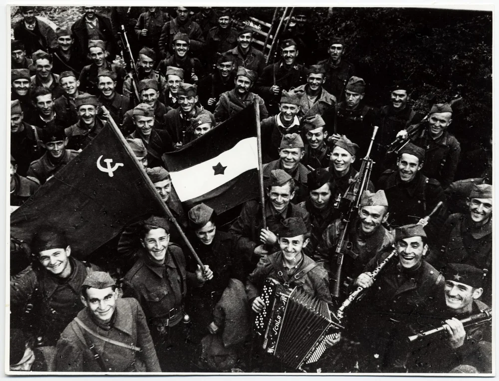 Soldiers and partisans with flags of the Soviet Union and Yugoslavia in Belgrade, 20 October 1944 