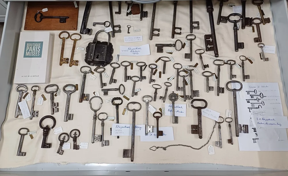 Schublade mit Festungsschlüsseln im Depot des Deutschen Historischen Museums. Die Namen der Festungen befinden sich in schriftlichen Unterlagen an anderen Orten.