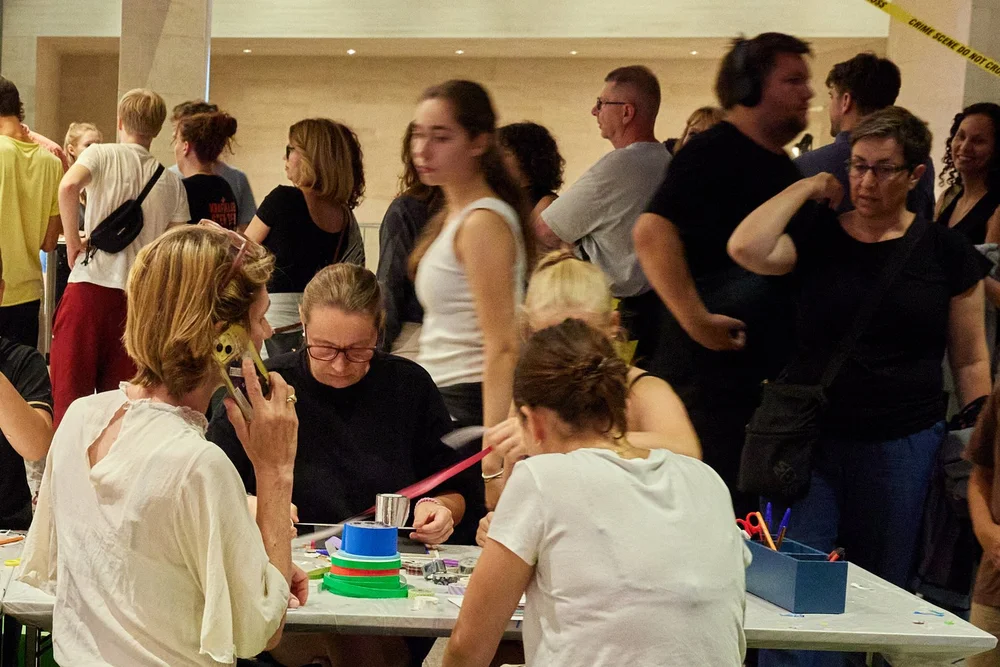 Gäste der Langen Nacht der Museen am Kreativtisch "Tape your Art"