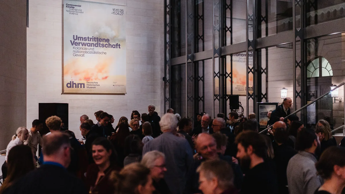 Viele Menschen stehen im Foyer des Pei-Baus des Deutschen Historischen Museums