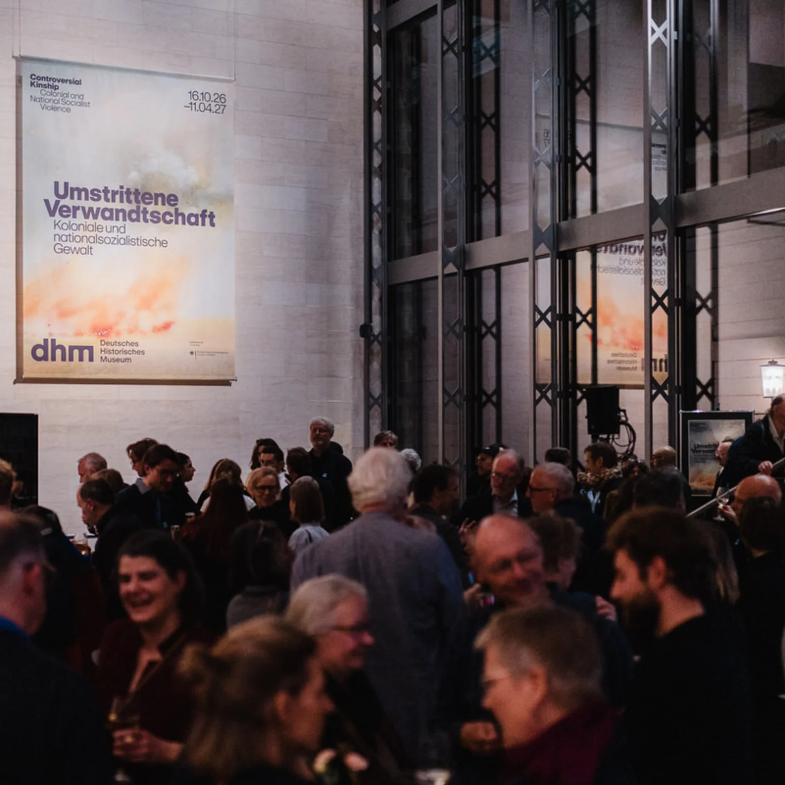 [Translate to English:] Viele Menschen stehen im Foyer des Pei-Baus des Deutschen Historischen Museums