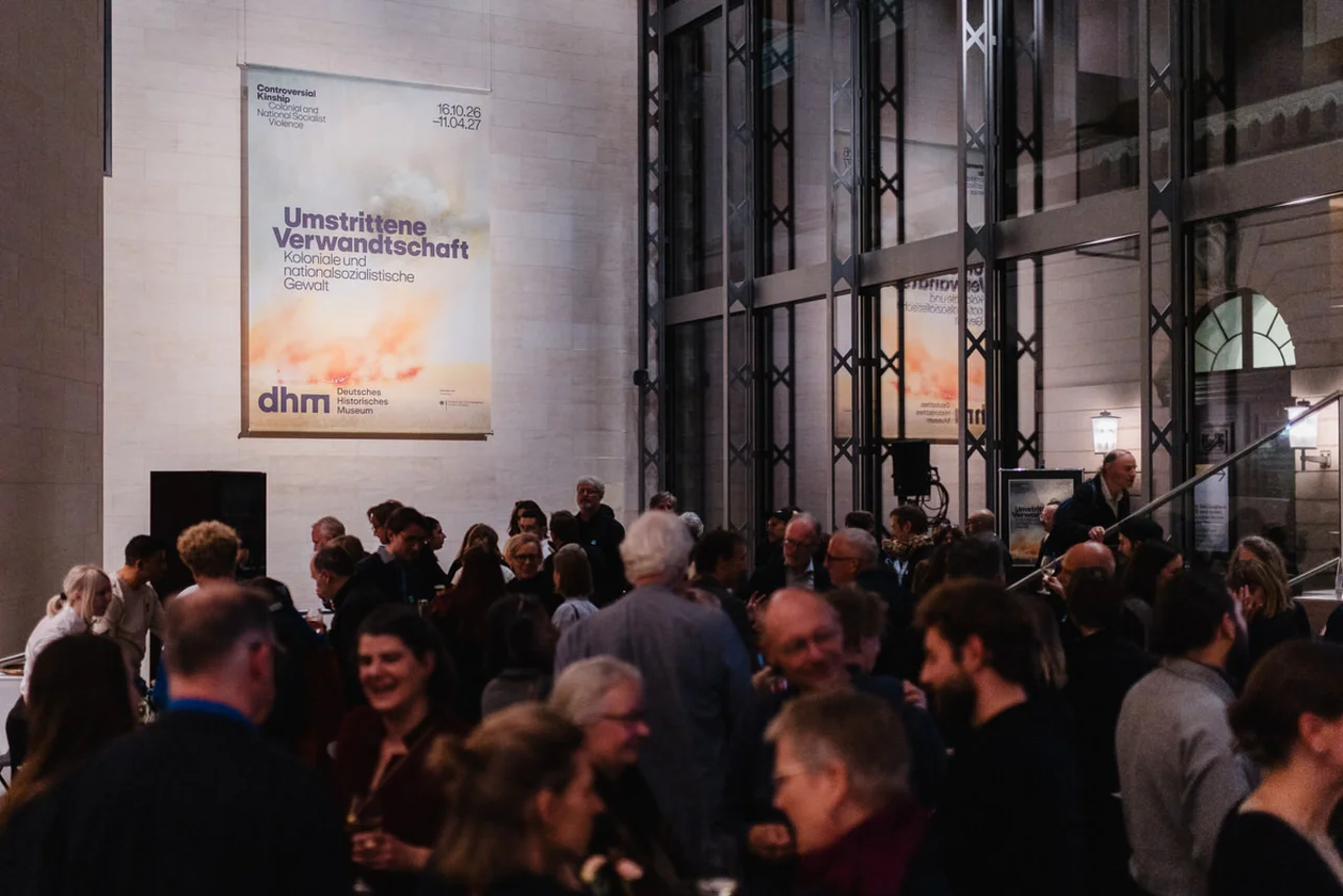 Rückblick: Die Ausstellungseröffnung „Umstrittene Verwandtschaft. Koloniale und nationalsozialistische Gewalt“