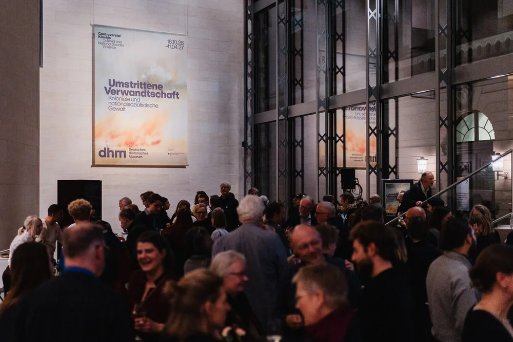 Impressionen der Eröffnung der Ausstellung „Umstrittene Verwandtschaft. Koloniale und nationalsozialistische Gewalt“