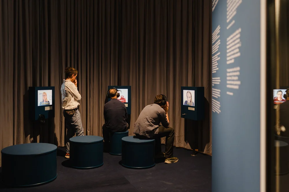 Impressionen der Eröffnung der Ausstellung „Umstrittene Verwandtschaft. Koloniale und nationalsozialistische Gewalt“