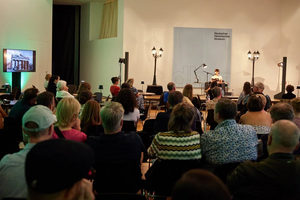 Veranstaltungsraum mit Gästen und der Autorin Anne Stern