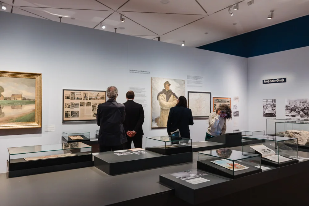 Impressionen der Eröffnung der Ausstellung „Umstrittene Verwandtschaft. Koloniale und nationalsozialistische Gewalt“