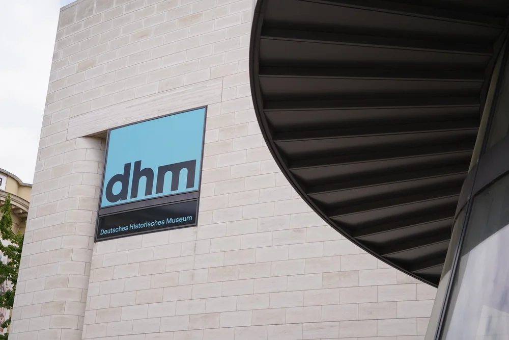  Panoramafenster am Pei-Bau mit Schriftzug "dhm"