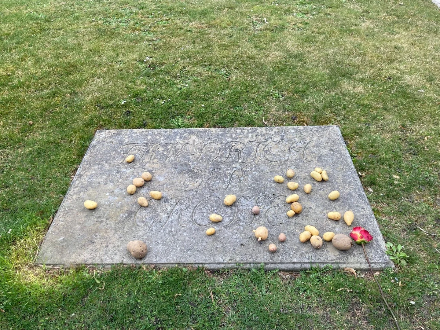 Kartoffeln auf dem Grabstein Friedrichs II. von Preußen, Park Sanssouci, Potsdam, 2026