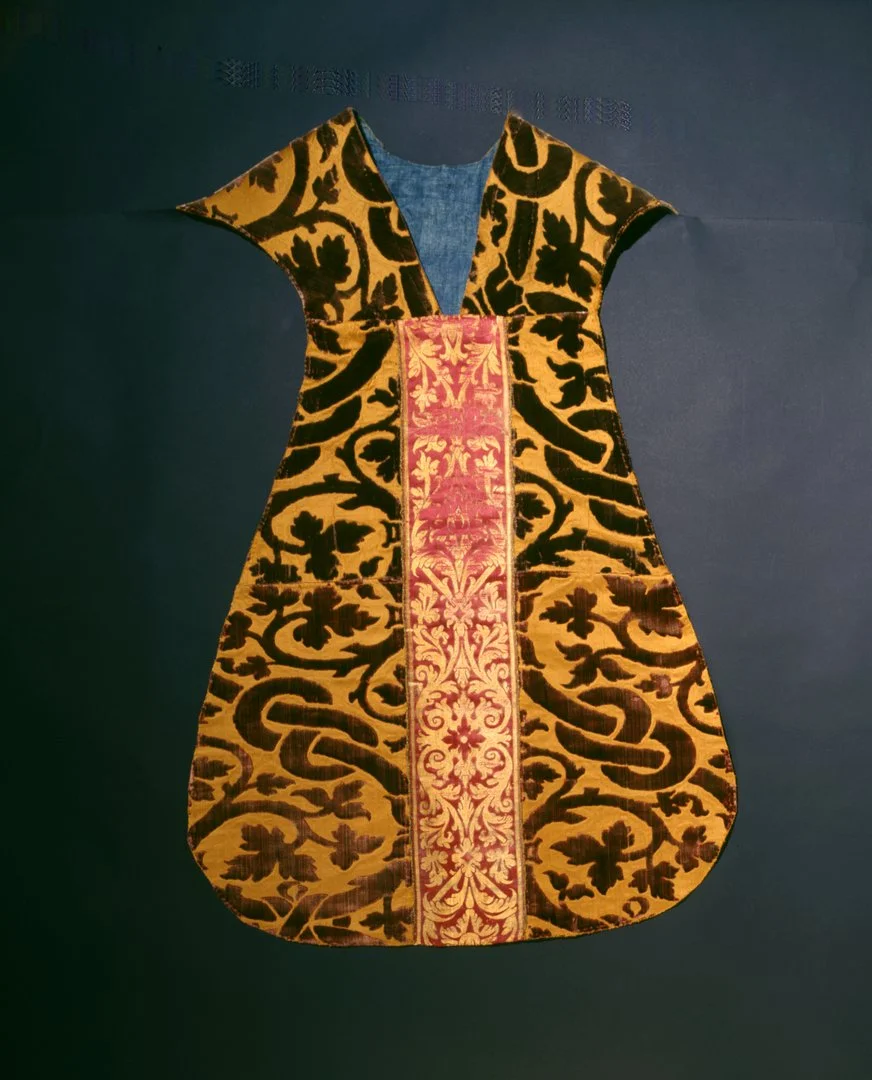 Fig. 6 Chasuble, Italy, 1501/1600, 110 x 70 cm, silk (brown), silk (gold), velvet, satin weave, inventory number: K 57/246. Photo: DHM.