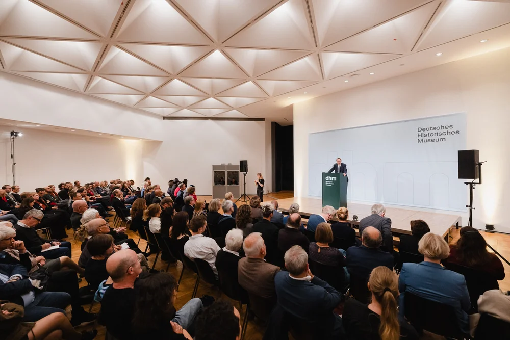 Impressionen der Eröffnung der Ausstellung „Umstrittene Verwandtschaft. Koloniale und nationalsozialistische Gewalt“