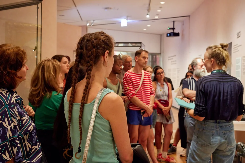 Besucherinnen und Besucher bei einer Führung durch die Ausstellung "Objekte. Geschichte. Geschichten."