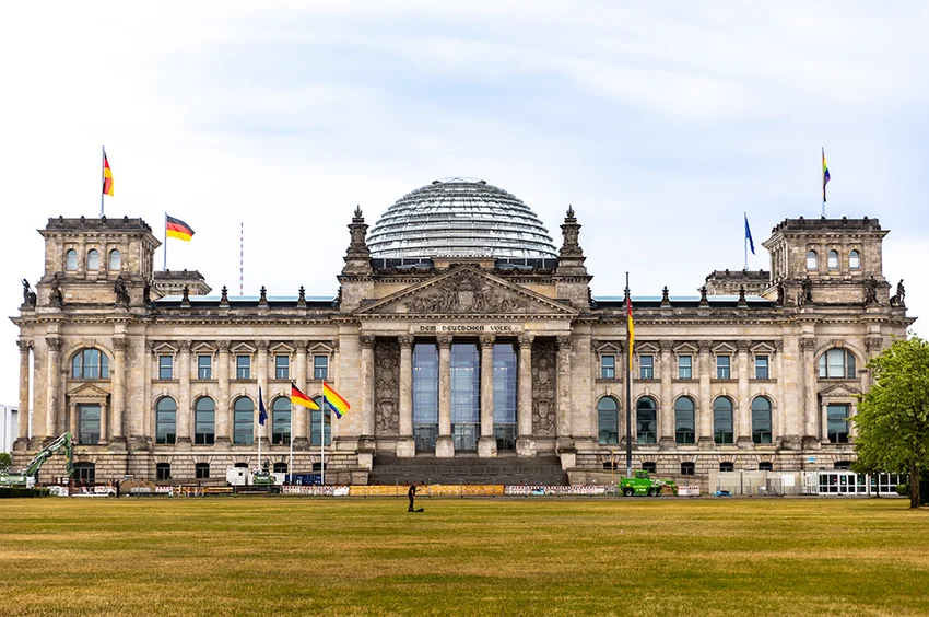 Wozu das denn? Die erste Regenbogenflagge auf dem Reichstag