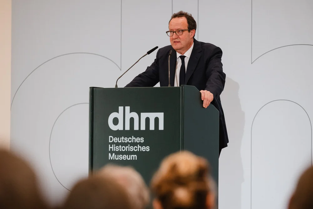 DHM-Präsident Raphael Gross während der Eröffnung der Ausstellung „Umstrittene Verwandtschaft. Koloniale und nationalsozialistische Gewalt“
