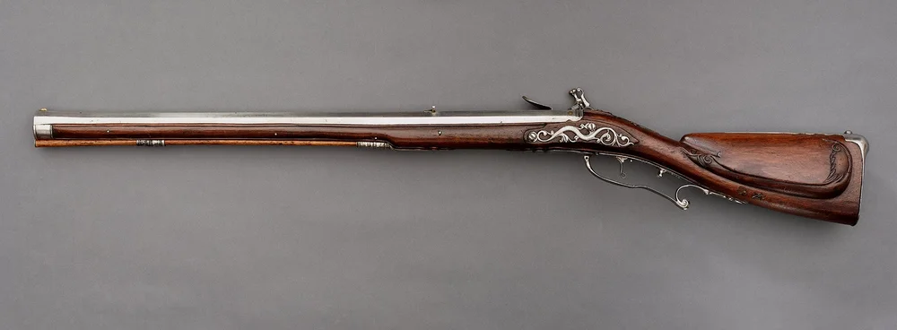 Das Bild zeigt eine Steinschlossbüchse, eine historische europäische Vorladerwaffe.