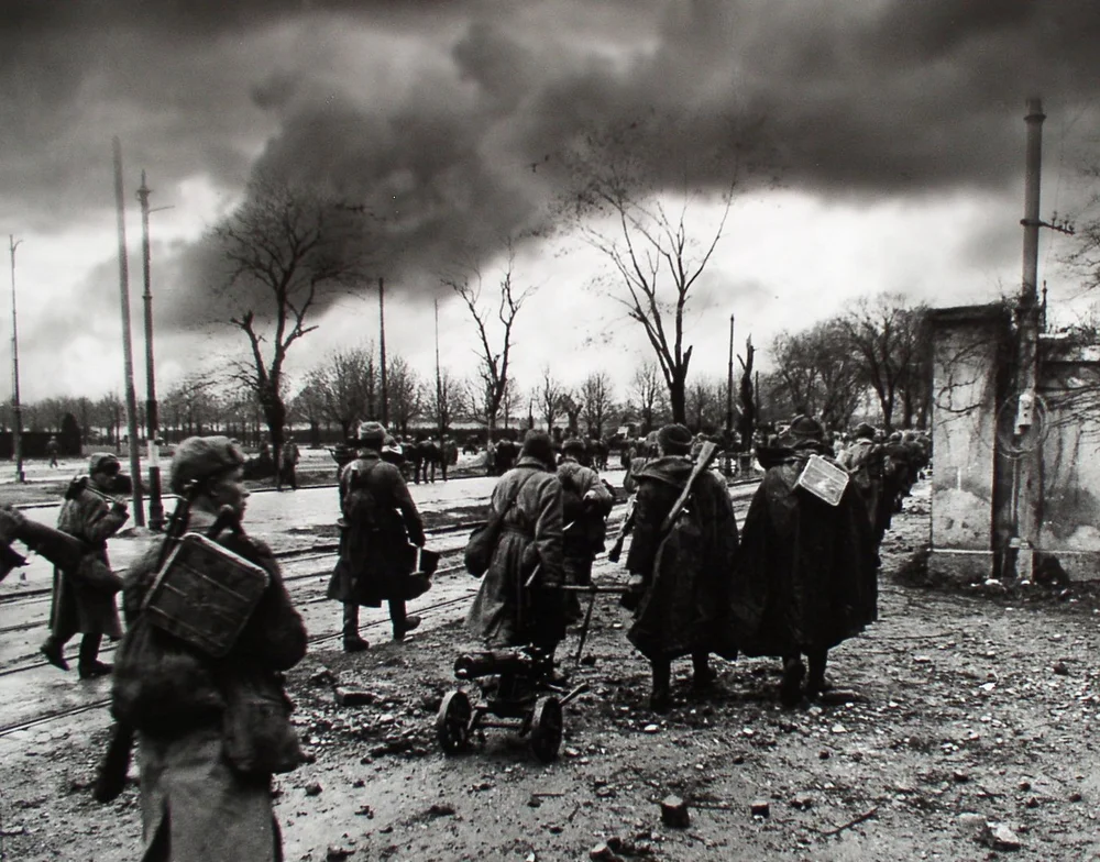 Soviet army on its way from Vienna to Berlin, 1945 © Deutsches Historisches Museum, Berlin, inv. no.: Ph 2013/320